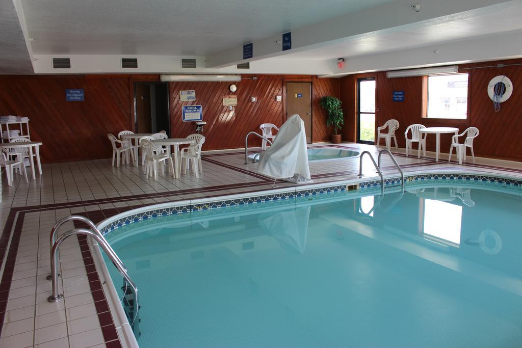 Days Inn By Wyndham Watertown Kültér fotó