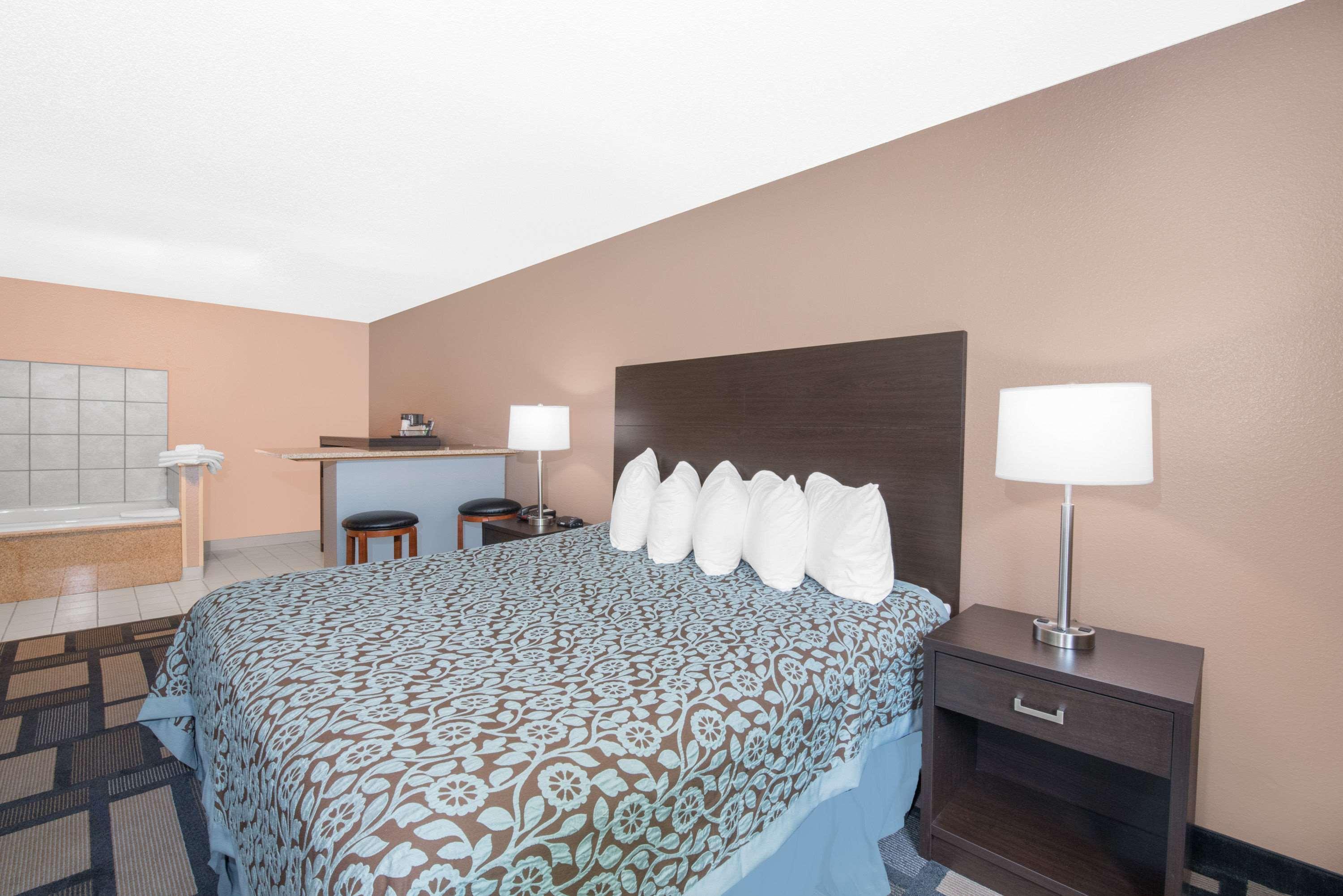 Days Inn By Wyndham Watertown Kültér fotó