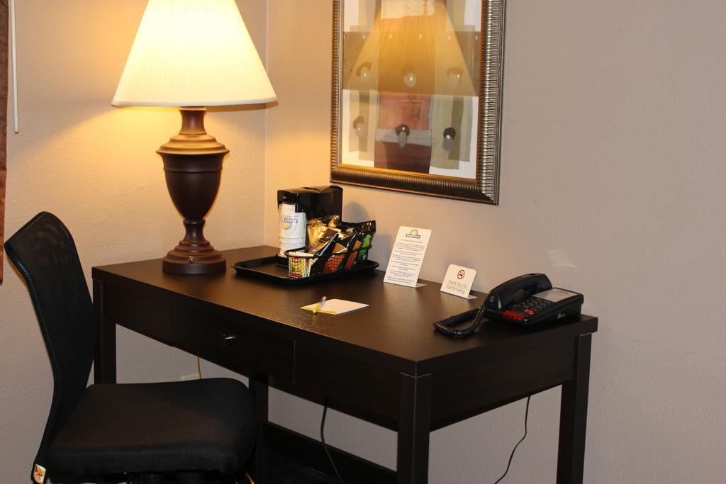 Days Inn By Wyndham Watertown Kültér fotó